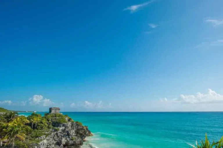 Vista aérea de la costa del Caribe Mexicano con playas de arena blanca y aguas turquesas.