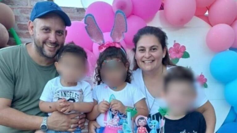 Bandera a media asta en Carlos Pellegrini, símbolo del duelo por la familia fallecida.