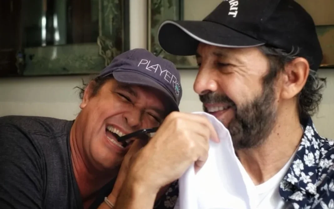 Carlos Vives y Juan Luis Guerra, artistas colaborando en el estudio.