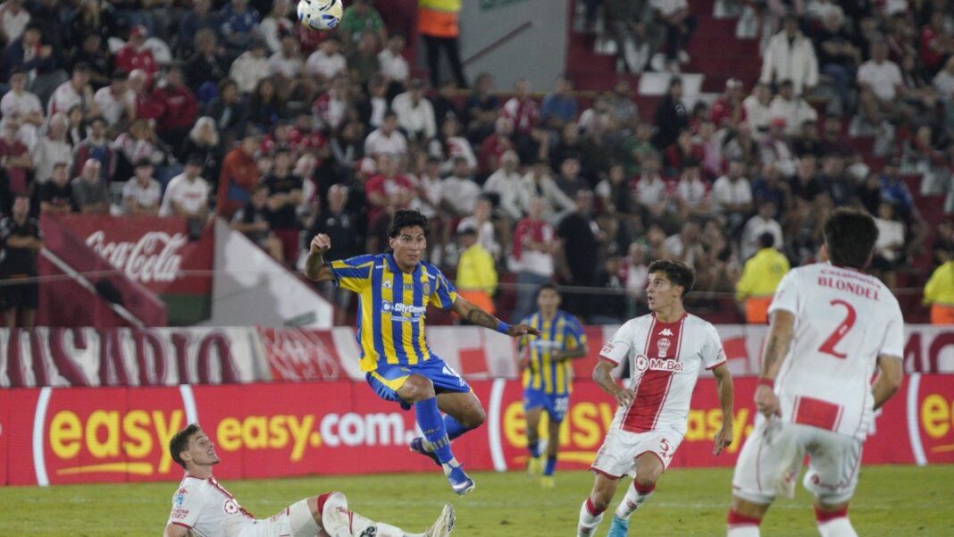 Jugadores de Central durante un partido como visitante en el torneo Apertura