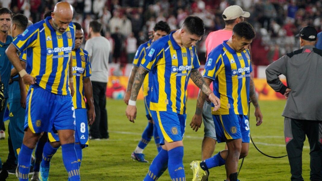 Jugadores de Rosario Central y Huracán durante el partido en el estadio Ducó.