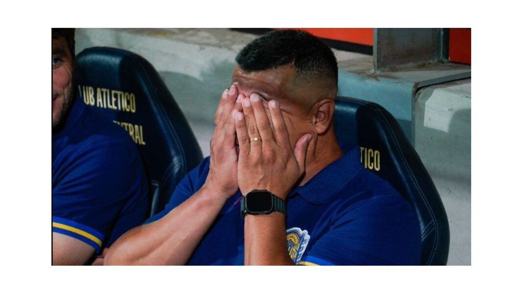 Jorge Almirón, director técnico de Central, durante un entrenamiento.