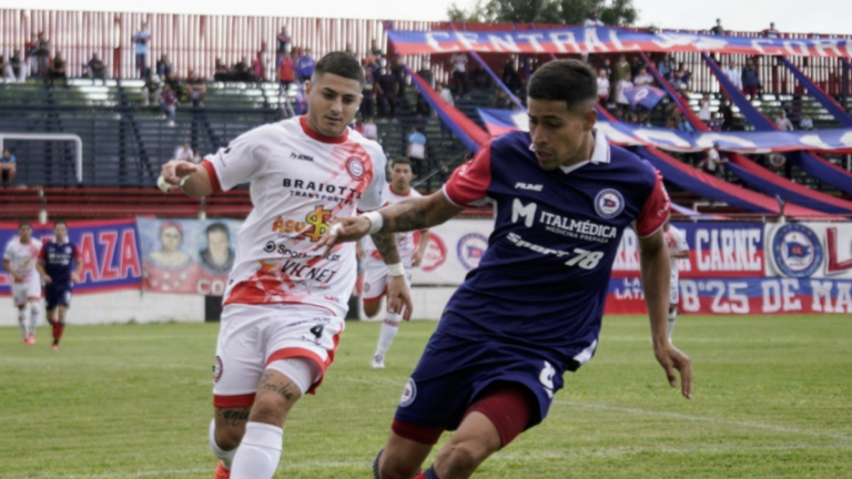 Acción del partido entre Central Córdoba de Rosario y Luján en el estadio Gabino Sosa.