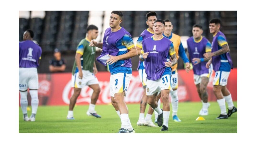 Jugadores de Central Córdoba de Rosario en acción en un partido de fútbol.