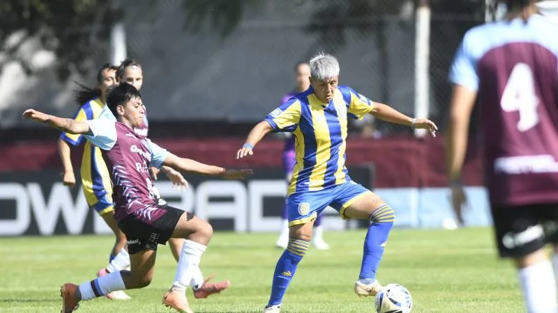Jugadoras de Central celebran un gol en el partido ante UAI Urquiza.