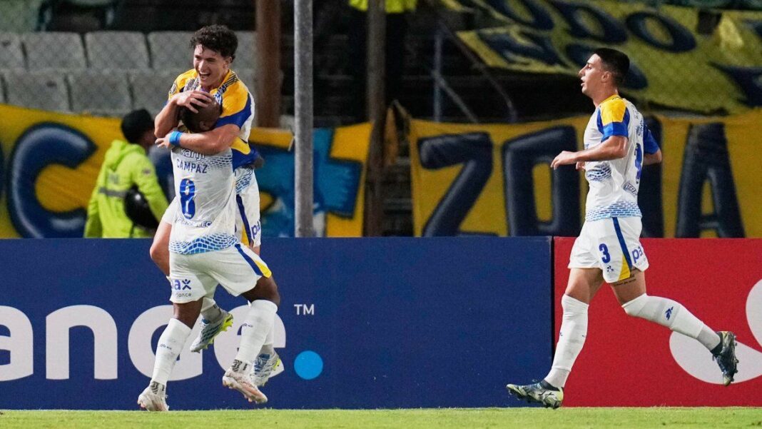 Jugadores de Rosario Central celebrando un gol en el partido contra Universidad Central en Caracas