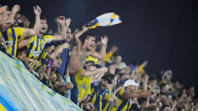 Hinchas de Rosario Central celebrando en la tribuna visitante del estadio La Huerta, en Asunción, Paraguay.