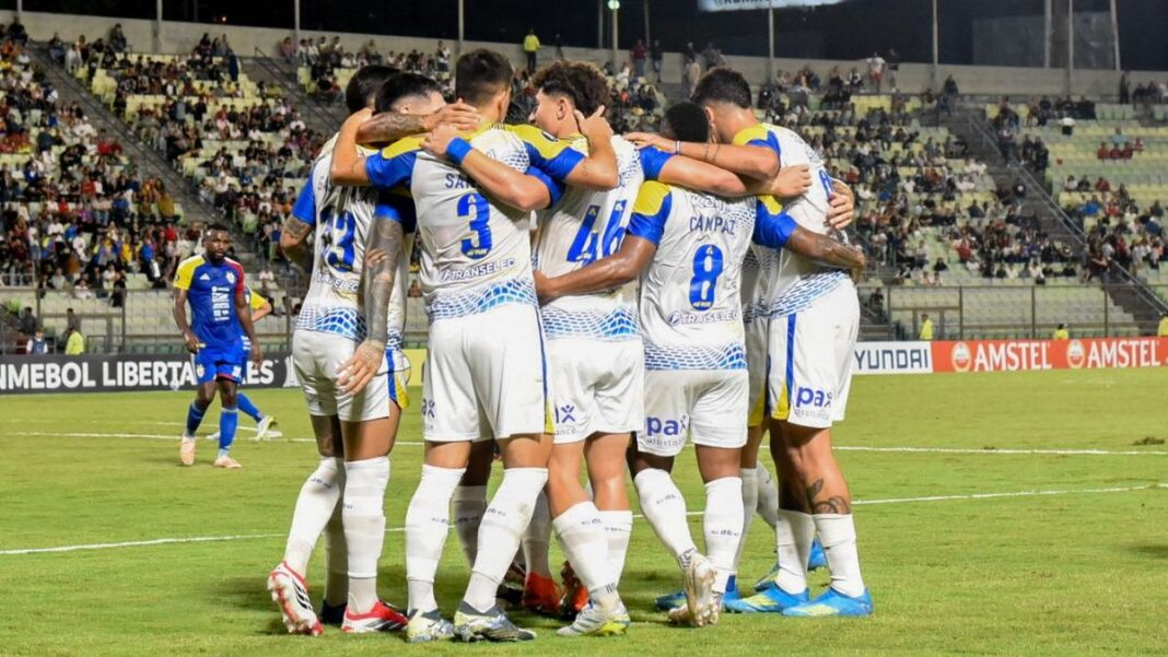 Ángel Di María y Alejo Veliz celebran un gol de penal en el partido de Rosario Central ante Universidad Central en Caracas