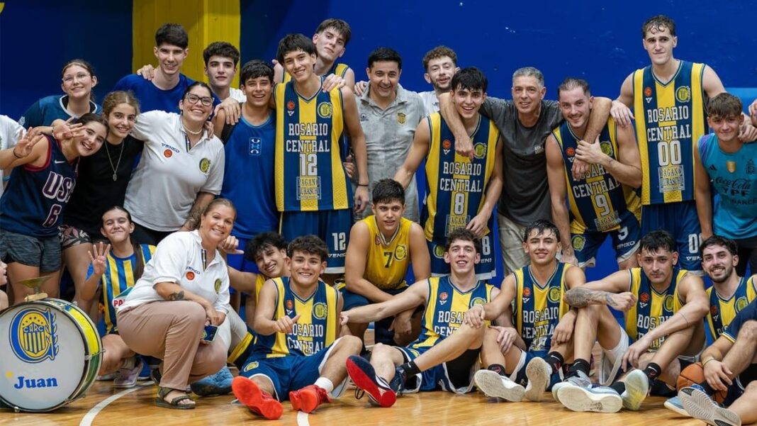 Jugadores de Central y Temperley durante el partido de básquet en el Cruce Alberdi.