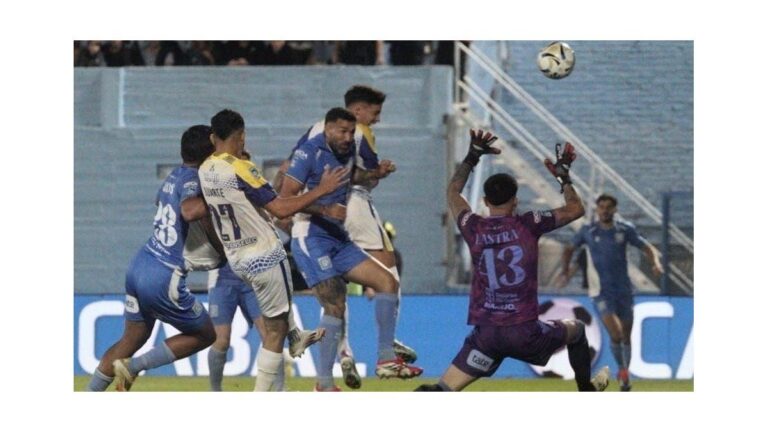 Jugadores de Central celebran el gol de Copetti ante Estudiantes de Río Cuarto