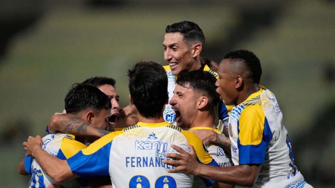 Jugadores de Rosario Central celebrando un gol en el partido ante Universidad Central en Caracas