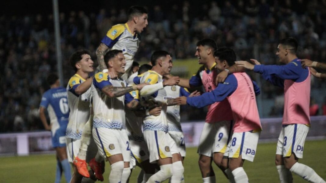 Jugadores de Rosario Central celebran la clasificación a octavos de final tras vencer a Estudiantes de Río Cuarto