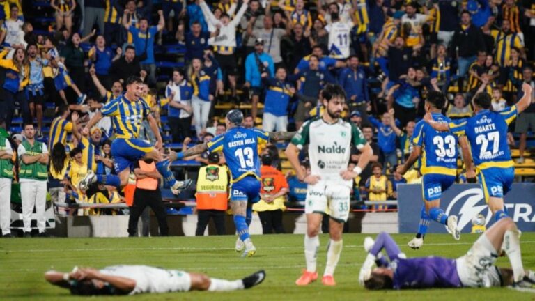 Jugadores de Rosario Central celebran el gol del triunfo ante Sarmiento en el estadio Gigante de Arroyito.