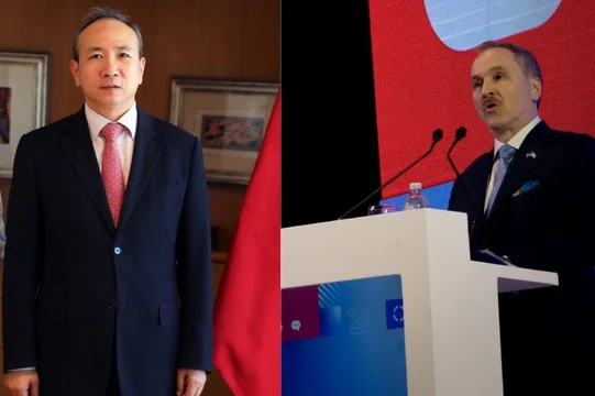 Bandera de China y bandera de Estados Unidos en un contexto diplomático.