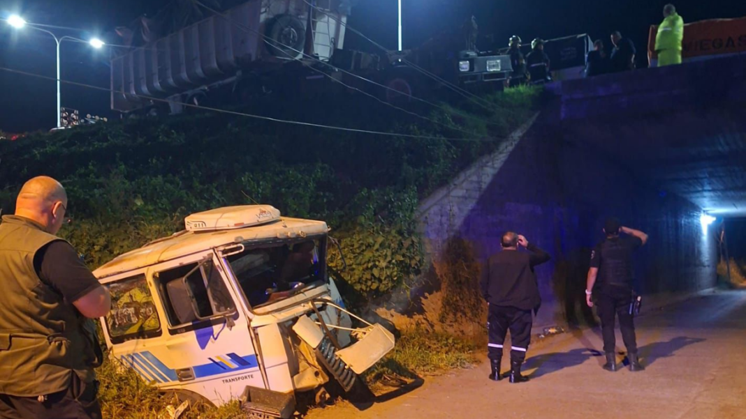 Operativo de rescate en el lugar del choque de camiones en la autopista a Santa Fe, cerca de San Lorenzo.