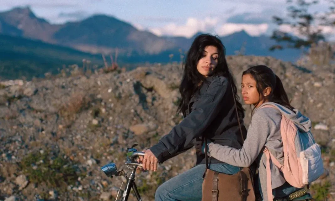 Afiches promocionales de las películas 'Risa y la cabina del viento' y 'Memoria de una madre' en una cartelera de cine.