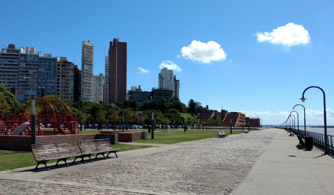 Vista de Rosario en un día soleado de otoño, con cielo despejado.