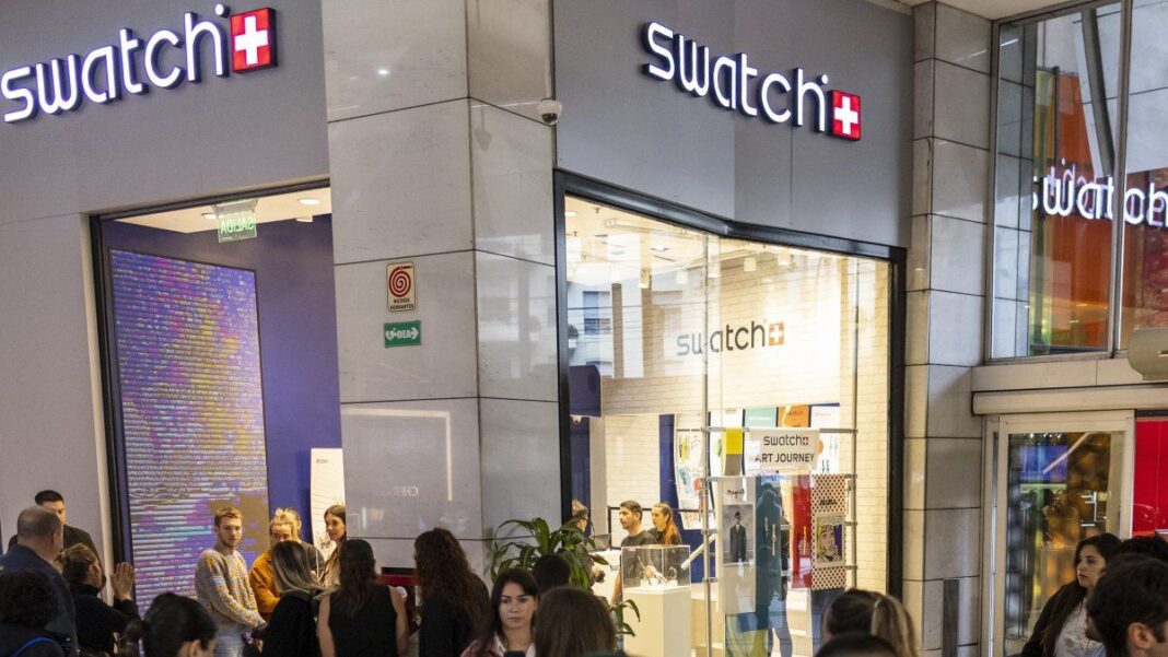 Fila de personas esperando para ingresar a la Swatch Store en Alto Palermo Shopping durante el lanzamiento de la colección MoonSwatch.