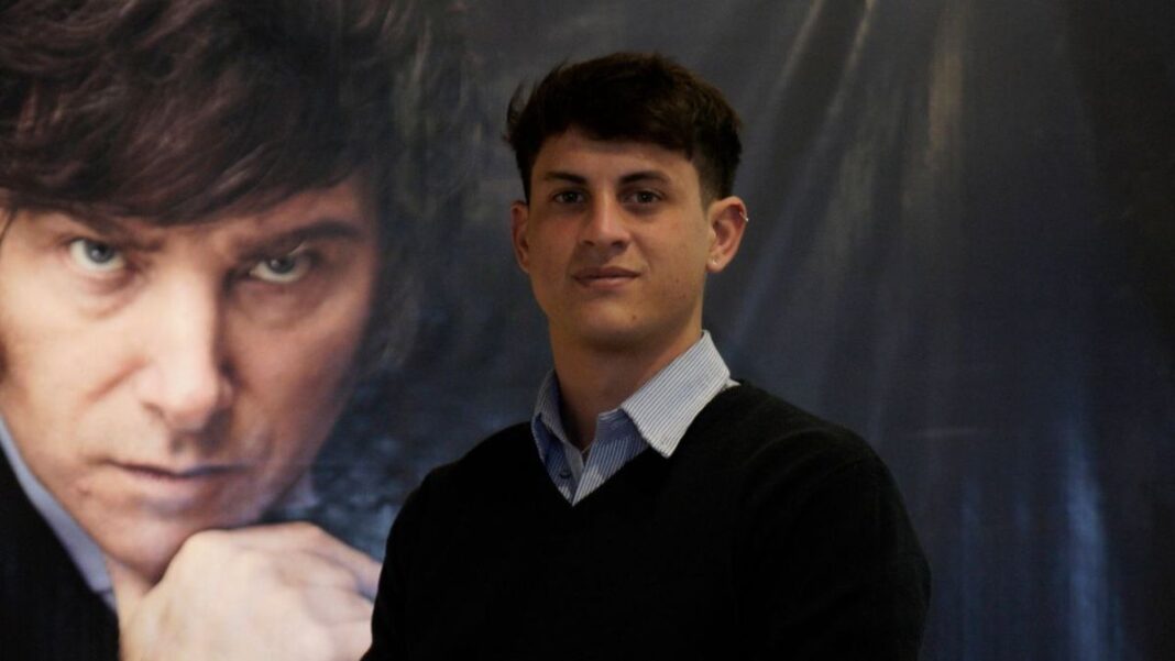 Personas con discapacidad trabajando en jardinería en un parque de Rosario