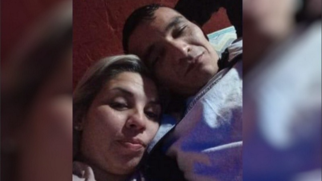 Ilustración de balanza de justicia con fondo relacionado a la ciudad de Santa Fe