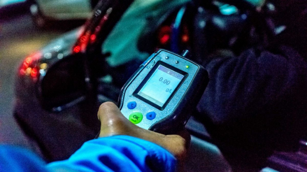 Agentes municipales realizando un control de alcoholemia en una calle de Rosario.