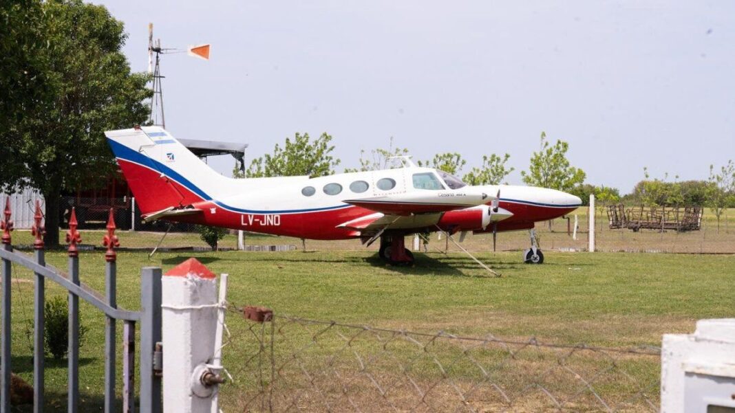 Imagen referencial de un avión Cessna en un hangar, relacionado con la subasta en Santa Fe.