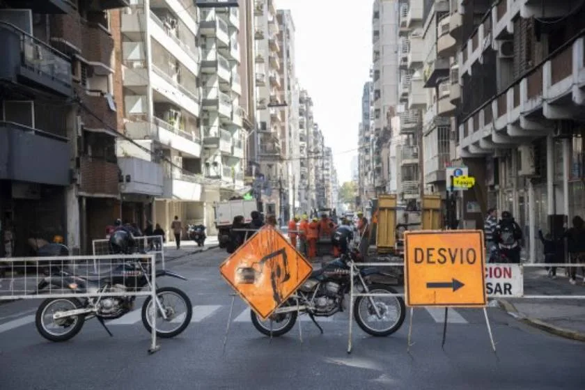 Obras de mejoramiento en una calle de Santa Fe con señalización de desvío.