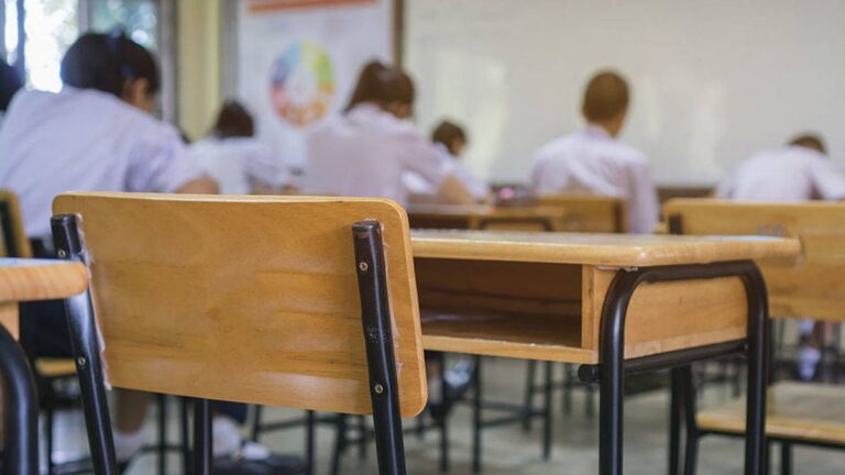 Estudiantes de secundaria en un aula vacía, reflejando el ausentismo escolar