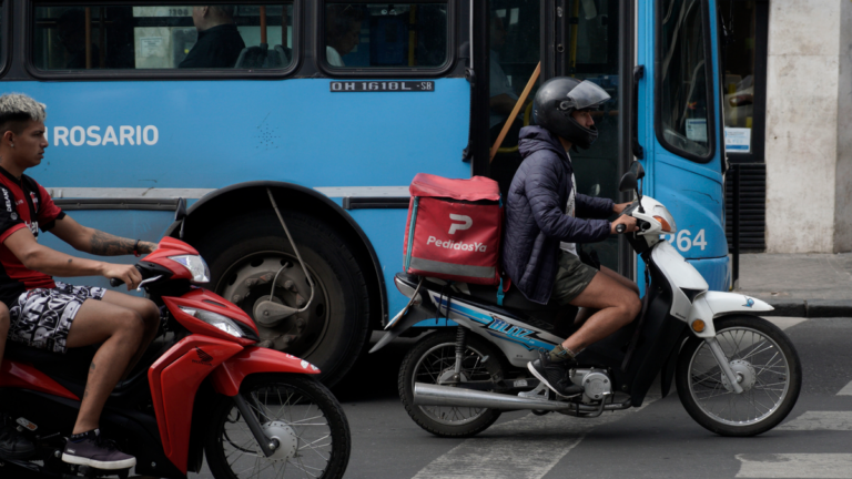 Repartidor de delivery con mochila térmica en una calle de Rosario