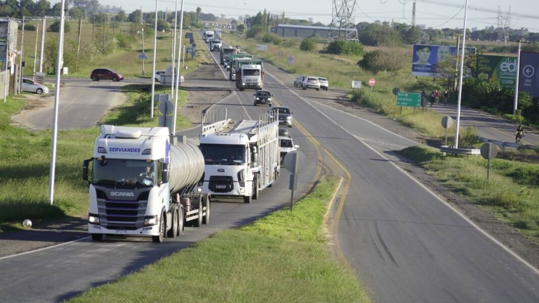Ruta nacional en Santa Fe con señal de tránsito y paisaje rural