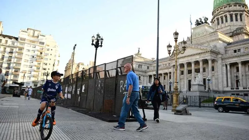 Delegación de legisladores argentinos en el campus de la Universidad de Harvard.