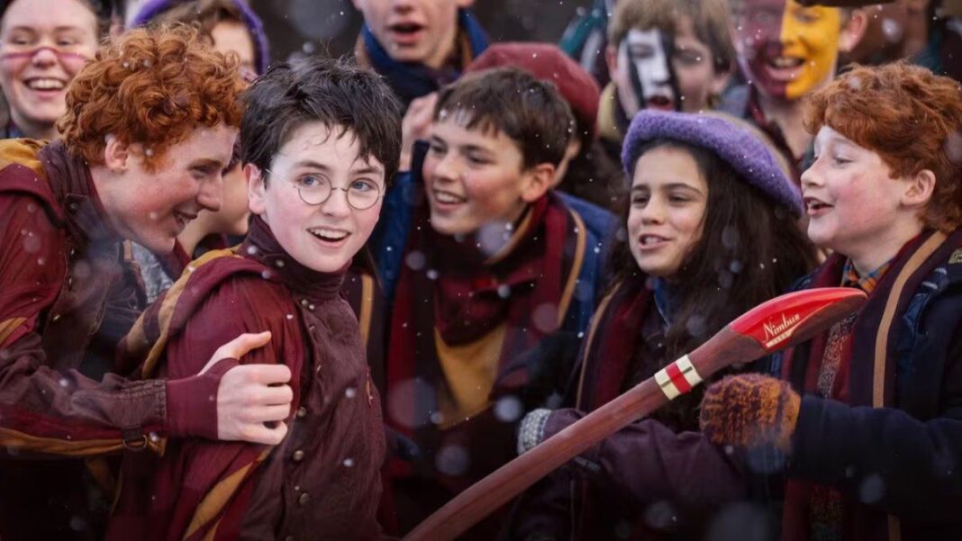 Detalle de la figurita de Diego Maradona pegada en la pared del set de Harry Potter.