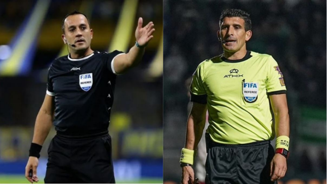 Símbolo de la AFA y silbato de árbitro sobre un campo de fútbol