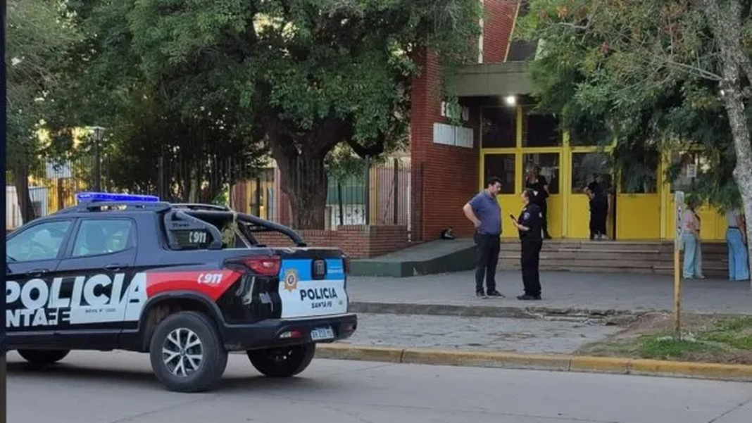 Operativo policial e investigación en curso tras el ataque en la Escuela Mariano Moreno de San Cristóbal.