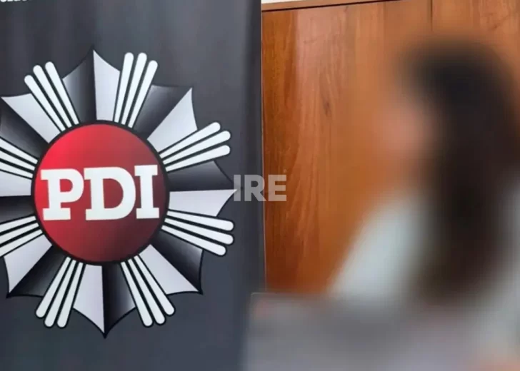 Ilustración de una balanza de la justicia frente a un consultorio psicológico, representando el caso de ejercicio ilegal en Santo Tomé.