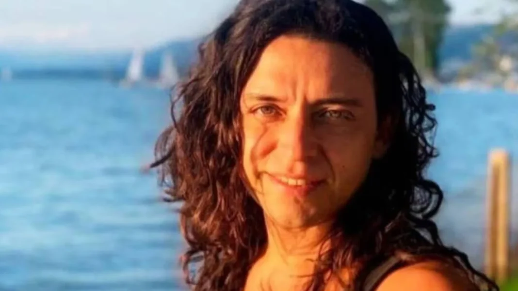 Ilustración genérica representando la búsqueda de justicia y la bandera de la diversidad.