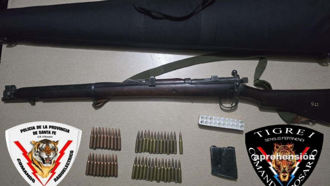 Efectivos policiales durante un procedimiento de seguridad en la ciudad de Rosario.