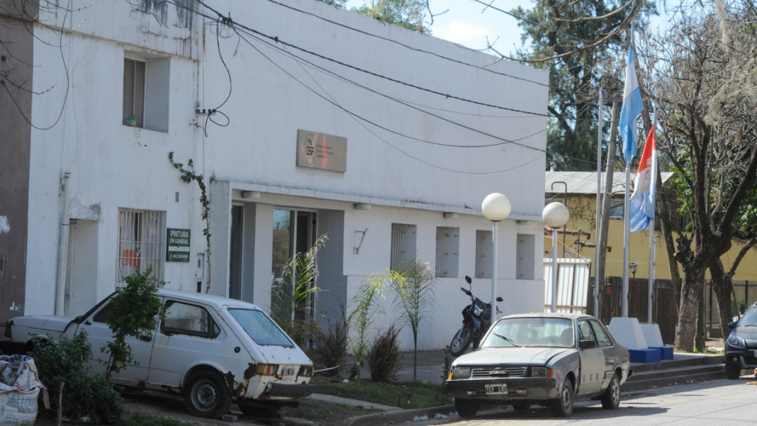 Ilustración de un árbitro de fútbol en un campo de juego, representando el incidente ocurrido en Funes.