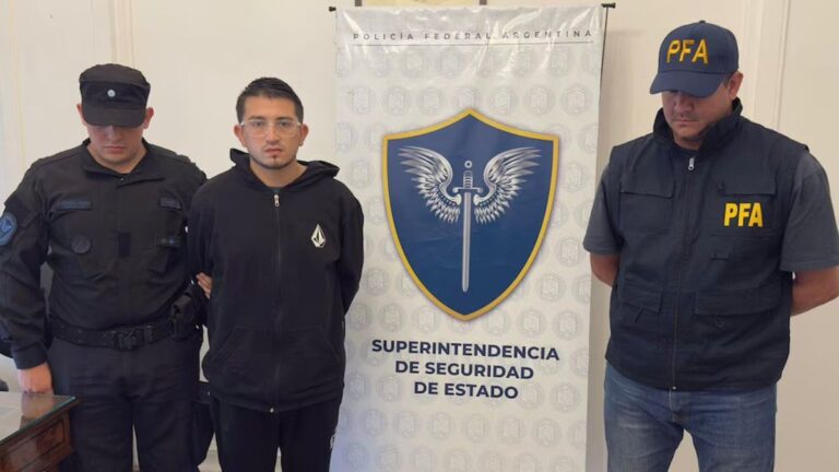 Ilustración de agentes federales realizando una detención en Buenos Aires.