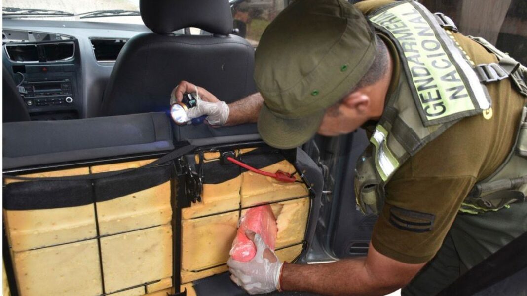 Operativo de Gendarmería Nacional en ruta, con vehículo intervenido.