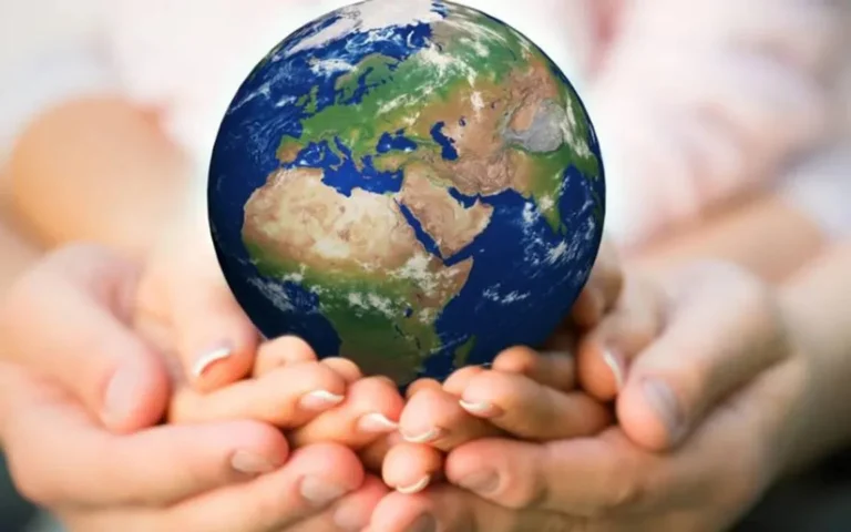 Personas plantando un árbol en un espacio verde, representando el cuidado del medio ambiente en el Día de la Tierra.