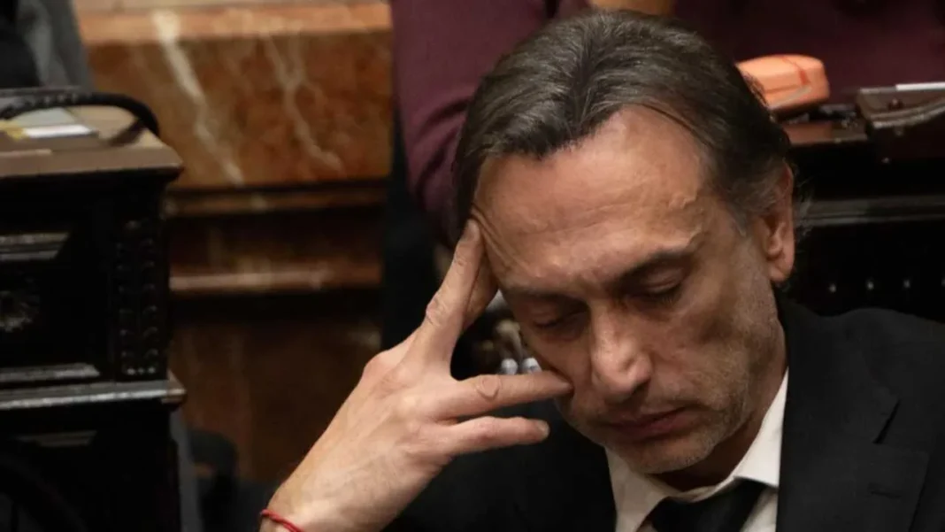 Diputado Sergio Figliuolo durmiendo en el recinto de la Cámara de Diputados durante la exposición de Manuel Adorni