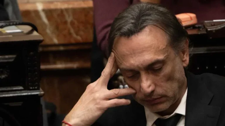Diputado Sergio Figliuolo durmiendo en el recinto de la Cámara de Diputados durante la exposición de Manuel Adorni