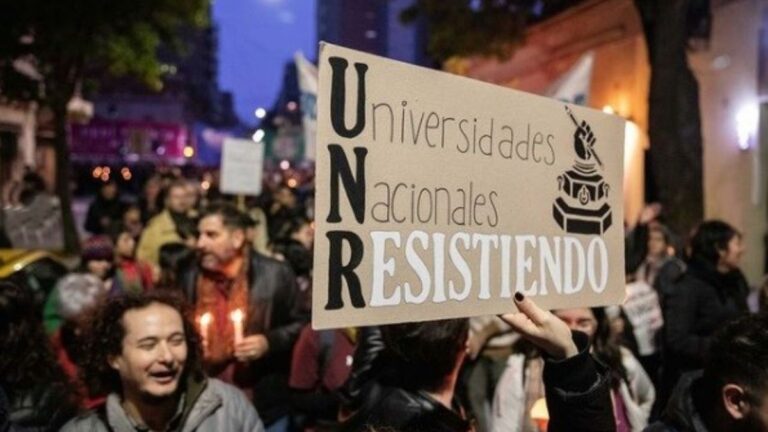Docentes de la UNR en asamblea decidiendo paro de tres semanas en mayo