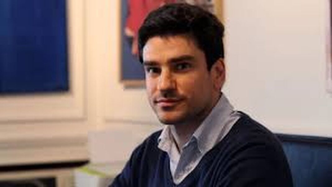 Lorenzo Sigaut Gravina, economista, analizando datos macroeconómicos en su oficina.