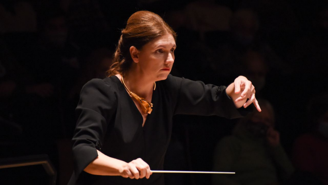 Escena de la ópera El barbero de Sevilla en el Teatro El Círculo de Rosario, con el elenco en escena