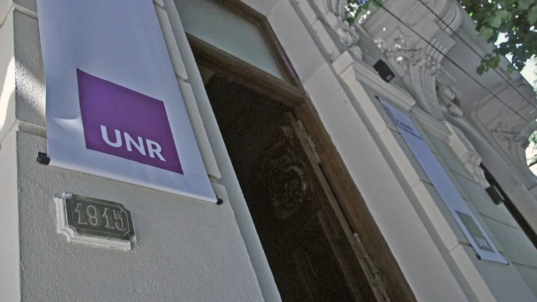 Estudiantes participando en un acto eleccionario dentro de una facultad de la UNR.