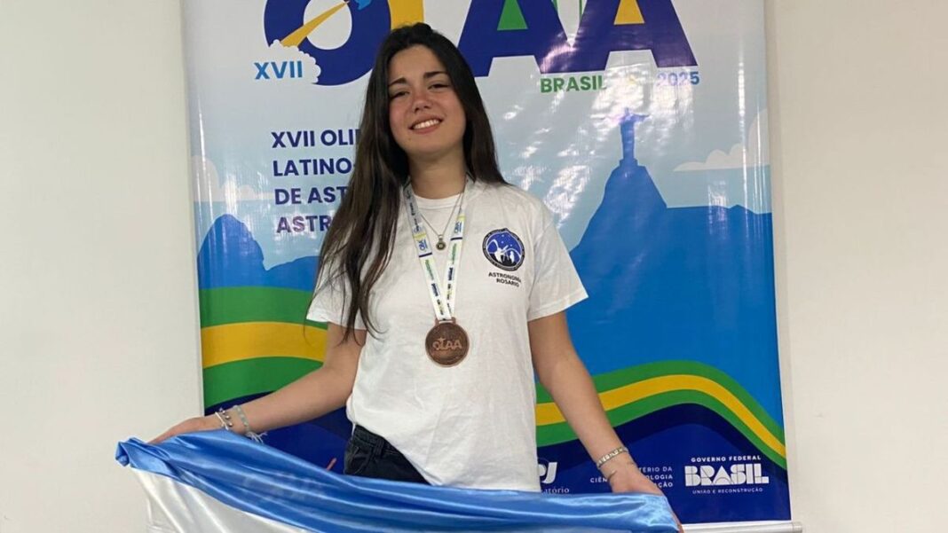 Avril Guzmán sosteniendo su medalla de bronce de la Olimpíada Latinoamericana de Astronomía