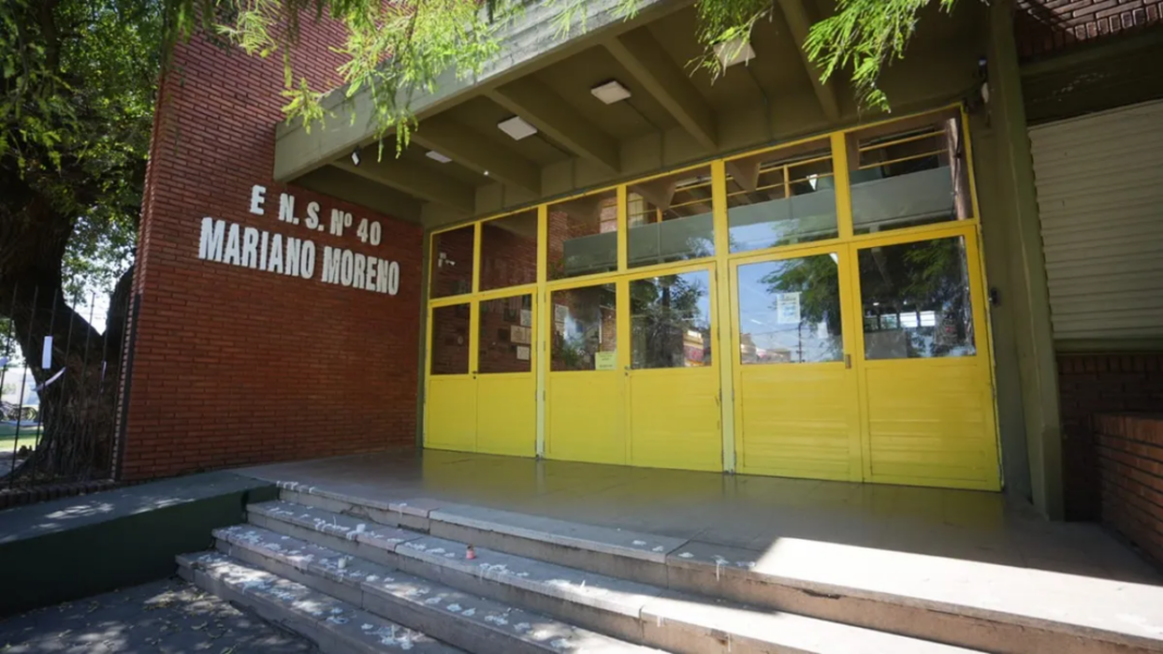 Estudiantes de la escuela Mariano Moreno mostrando carteles con frases de reflexión