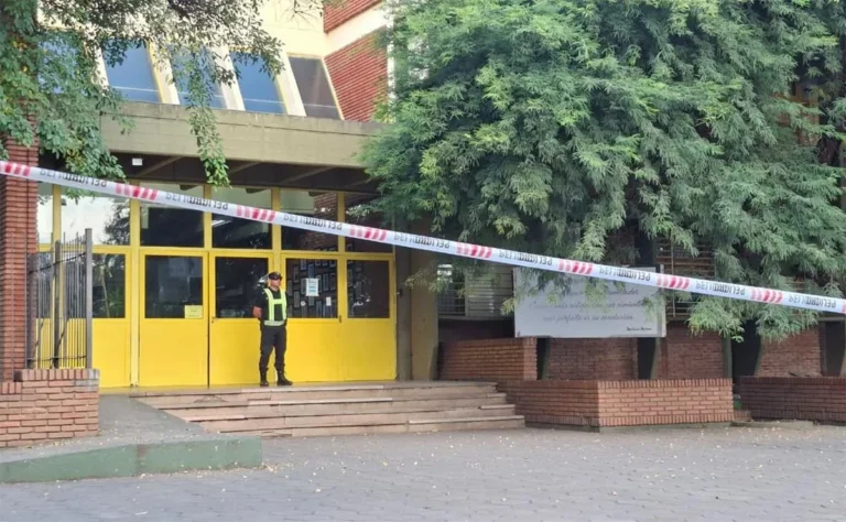Estudiantes y padres frente a la escuela Mariano Moreno de San Cristóbal, con presencia policial.